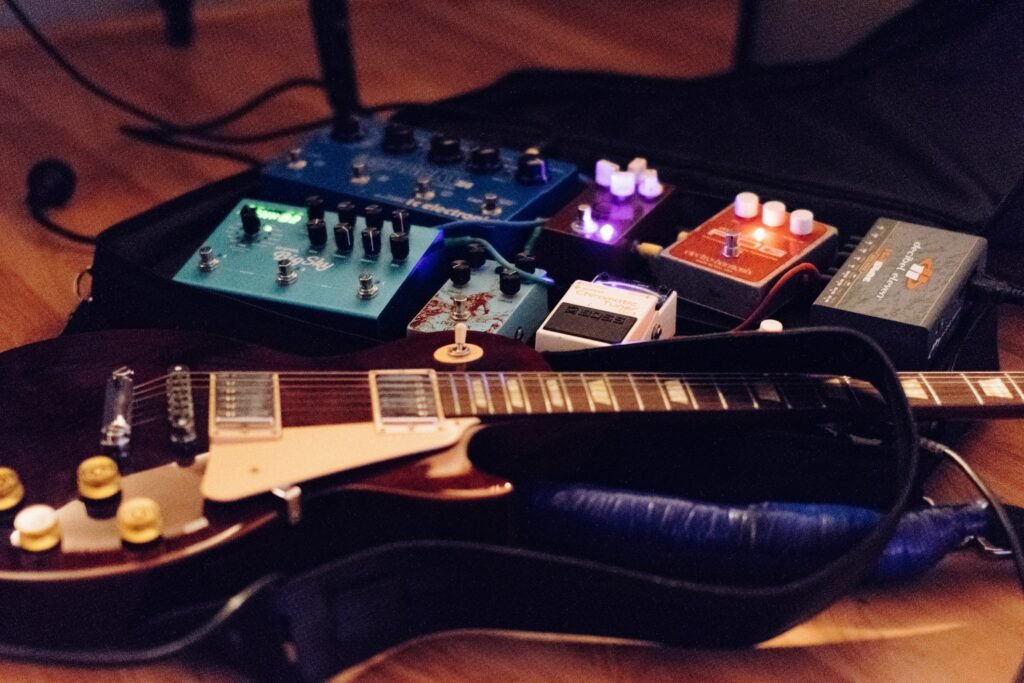 a guitar sitting on top of a hard case